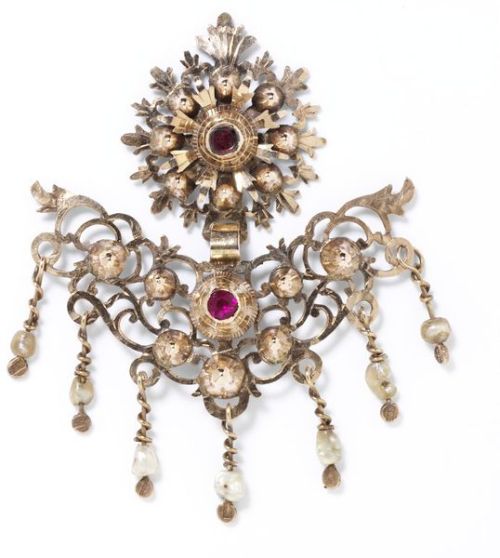 Italian design, earring, 1830-60. Naples. Gold set with red foiled pastes, with pendant pearls.Itali