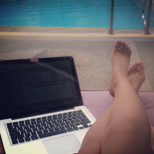 And since I can’t go to the beach yet, I’ll settle for some poolside action lol #digitalnomad #digitalentrepreneur #odesk #elance #freelance #freelancelifestyle #wahm #womenintech (at Makati Shangri-La, Manila)