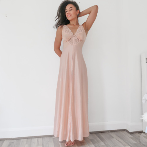 Code: OMAPNT // £31 // beautiful and elegant floor length light pink night dress, 10/10 quality ⠀⠀⠀