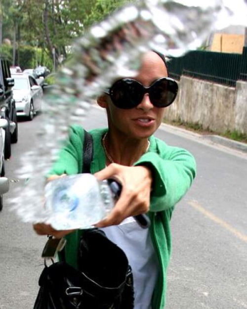 popculturediedin2009:Nicole Richie throws water at paparazzi, June 2006