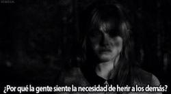 unachicasolamas:  Porque? Porque pueden llegar hacer sentir miserable a una persona  y sentir que no vale nada, las palabras le pueden hacer tanto daño que puede llegar a odiarse y sentir que merecen hacerse daño, después critirarla porque se hace