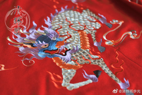 embroidered 斗篷doupeng(cloak) and 手包shoubao(handbag) for chinese hanfu by 清辉阁