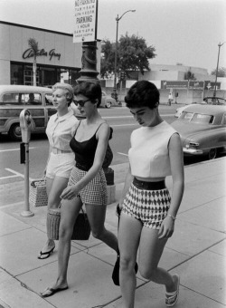 v-isfor-vintage:  Making shorts look classy