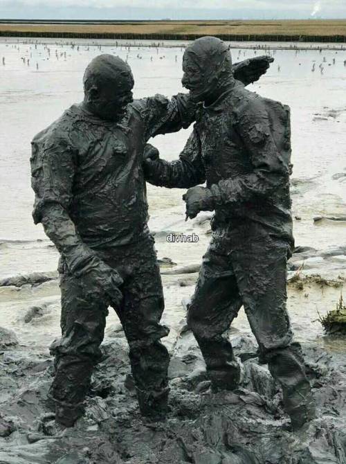 uglygunge: riggerbootman:   divhab:  Mud and rubber drysuits  Mmmnmmm I’d love to have this kind of fun with another guy !! 