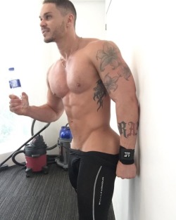  Click Here For Hunks On Cam Video 