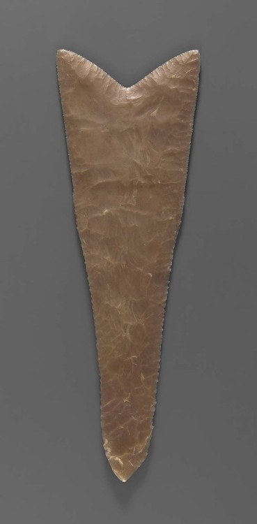 armthearmour: A large Flint fishtail knife, Egypt, Predynastic, ca. 3850-3650, housed at the Boston 