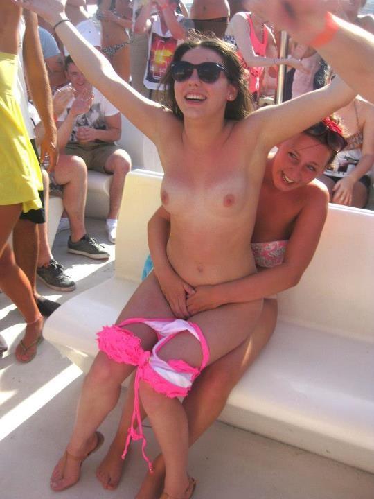 exposed-in-public:  Sitting Exposed at http://exposed-in-public.tumblr.com/ nudenotlewd: