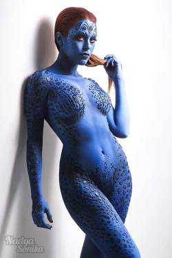 cosplayandgeekstuff:    Nadyasonika (Mexico/Spain) as Mystique.Photos by:  Ignacio Mendoza Fotografía  Bodypaint by: Lyma Makeup Art  