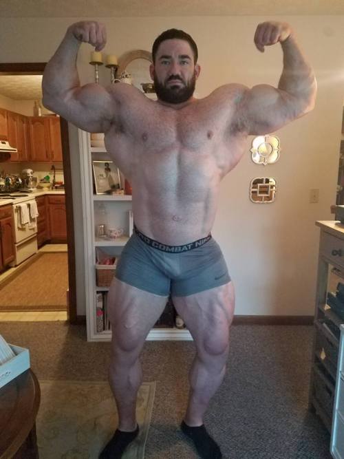 hairymacho:  http://hairymacho.tumblr.com/