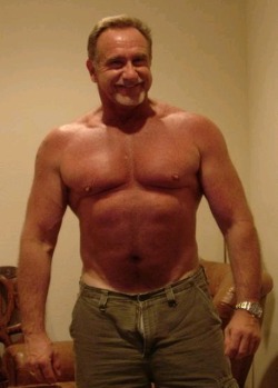 royaldaddies:  Sexy Dilf! That smile could