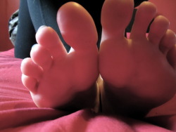 yourfootfetish:  Some very happy toes after