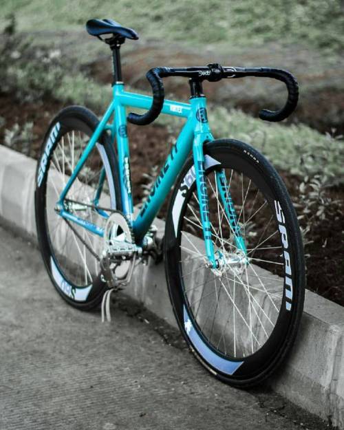 hizokucycles:#Repost from cyclist @teguh_pratamateguh -  #fixie #fixiebike #fixedgear #Trackbike #si