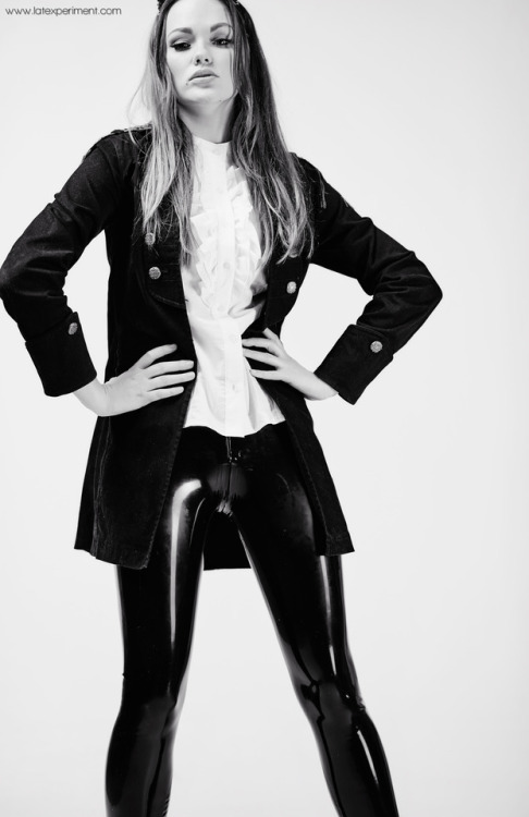 mrsomeoneinside: I LOVE HER IN LEGGINGS.