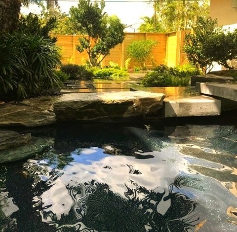 Image Of A Medium-sized Modern Courtyard With Partial Sun And Concrete Paving. Photo Of A Mid-sized Contemporary