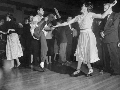 orange-julius:  directionstonowhere-blog: 1950’s Swing Dancing  I want to do this so bad ugh. 