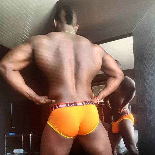 muscle–and-nerds:  Good morning IG #blackmuscle #blackbodybuilder #blkkryptonian #blacknerd #biglats #trophyboy #bigmuscle #blackman