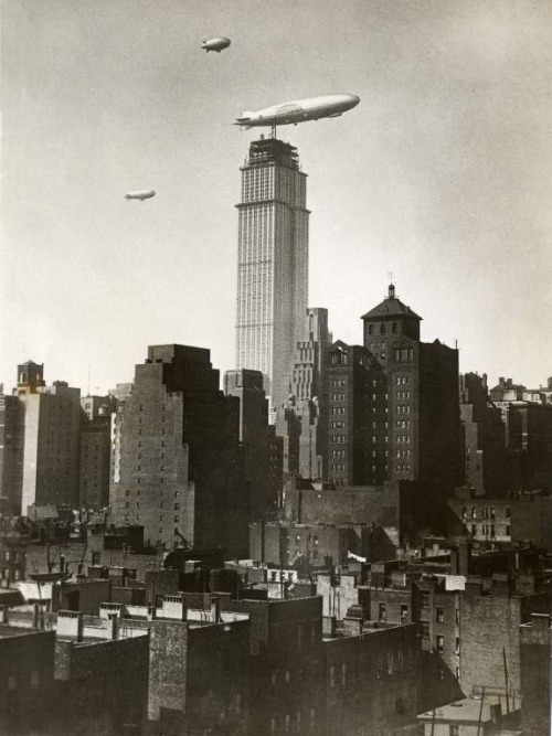 asloversdrown:Zeppelins in New York City passing an unfinished Empire State Building [1930]