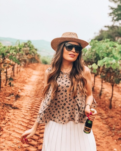 I always wear girly outfits when I twirl around in the vineyards of @granbaron_cava⠀⠀⠀⠀⠀⠀⠀⠀⠀ #gran