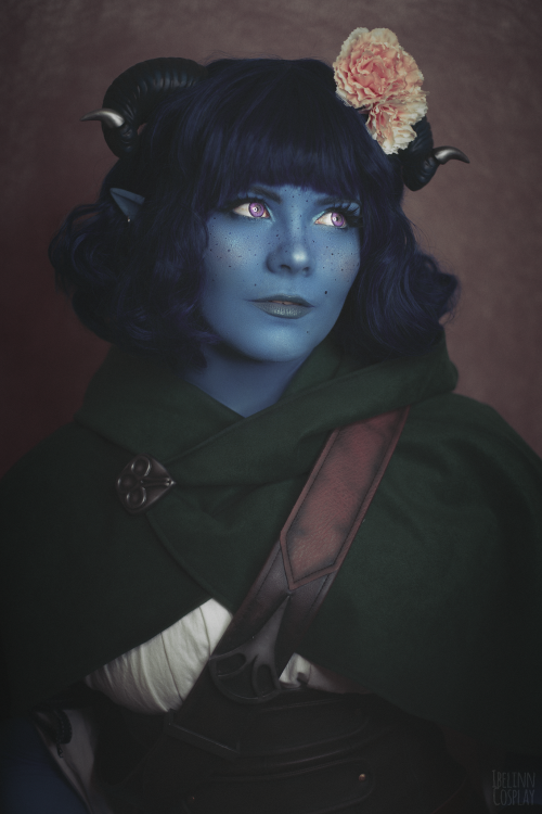 sevenredrobes:ibelinn:“Hi, I’m Jester!”First photos from my latest photoshoot. I&r