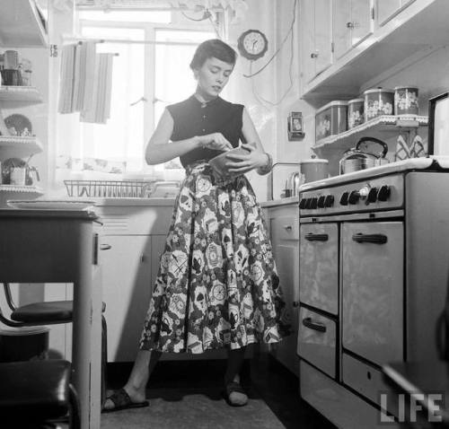 Wearing a conversational skirt while in the kitchen(Nina Lean. 1950)