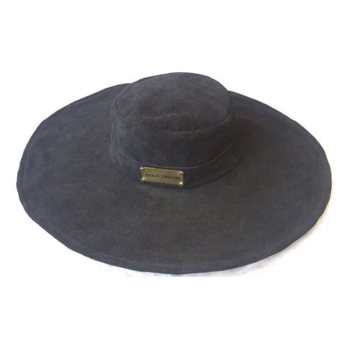 Every hat is designed with a woman in mind, a style, an elegance. The #únicaamigahat is made 