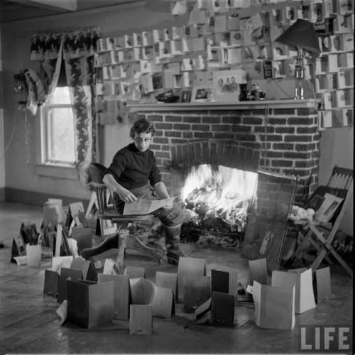 Drying out photographs after a flood(Loomis Dean. 1956)