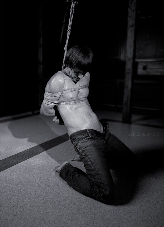 bomoguy33:  Barefoot, jeans and tied… Perfect!
