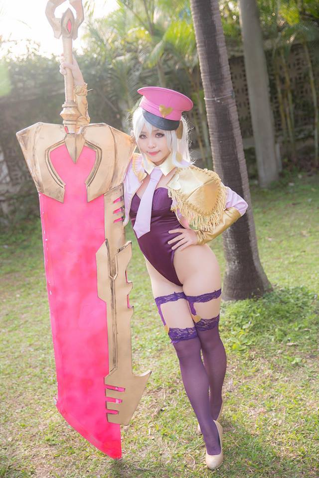 league-of-legends-sexy-girls:  Riven Cosplay 