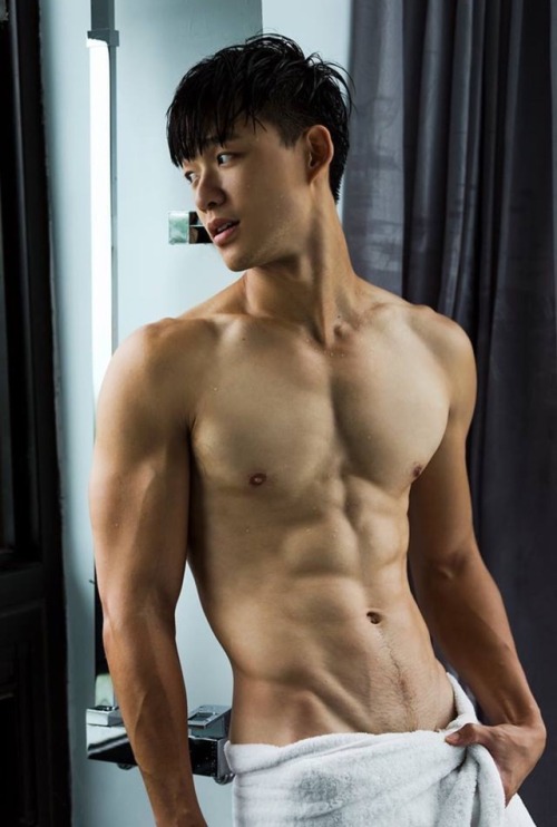 singapore-gay-boy: imperfectperfectionist1: Truly mesmerized by this guy. Hot & Sexy, Yet Cute &