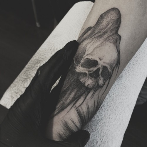 sashatattooing:  Freehand 💀 for @yanbk #sashatattooing #linework #freehand #blackworkers (at sashatattooing) 