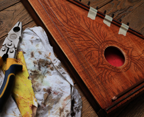 First WIP, trying to “fix” a damaged vintage junior zither (the first picture is its original state)