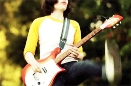 uptightcitizensbrigade:Carrie Brownstein + kicks#i wish she’d kick me in the face