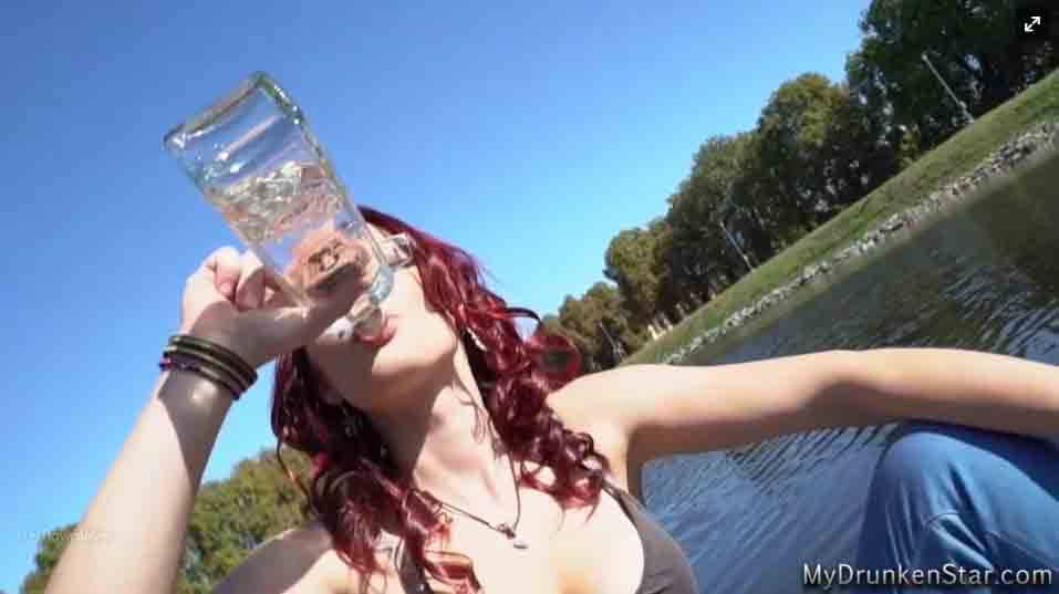 MyDrunkenStar Projekt: Elen - vodka in my veins  Elen, ein barbusiges Girl mit roten