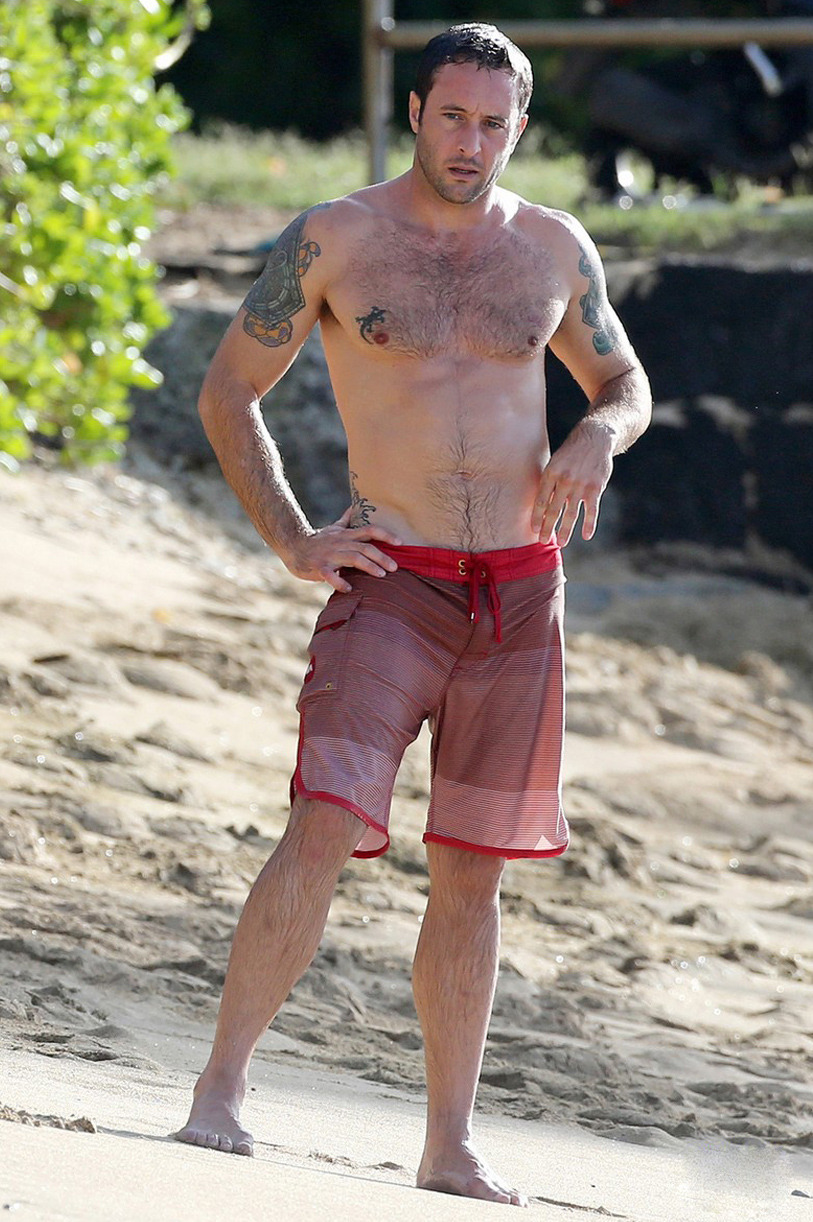 shirtlessmalecelebs:  Alex O’Loughlin