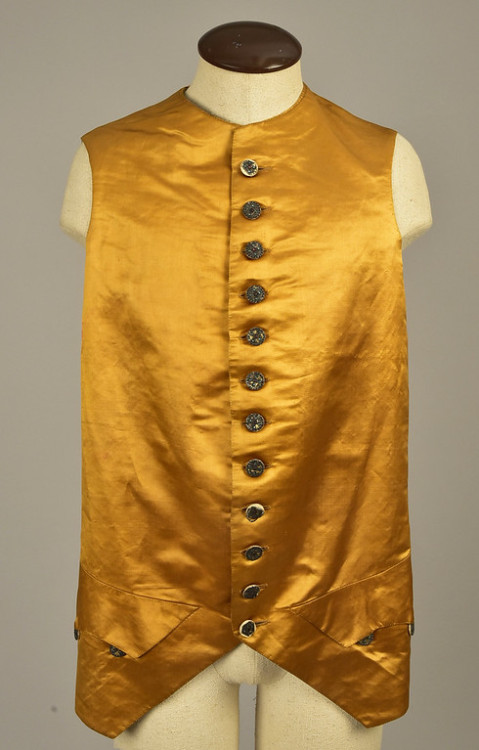 historicaldress:GENTLEMAN’S SATIN COAT and WAISTCOAT, 1790Topaz silk having cloth-of-gold buttons in