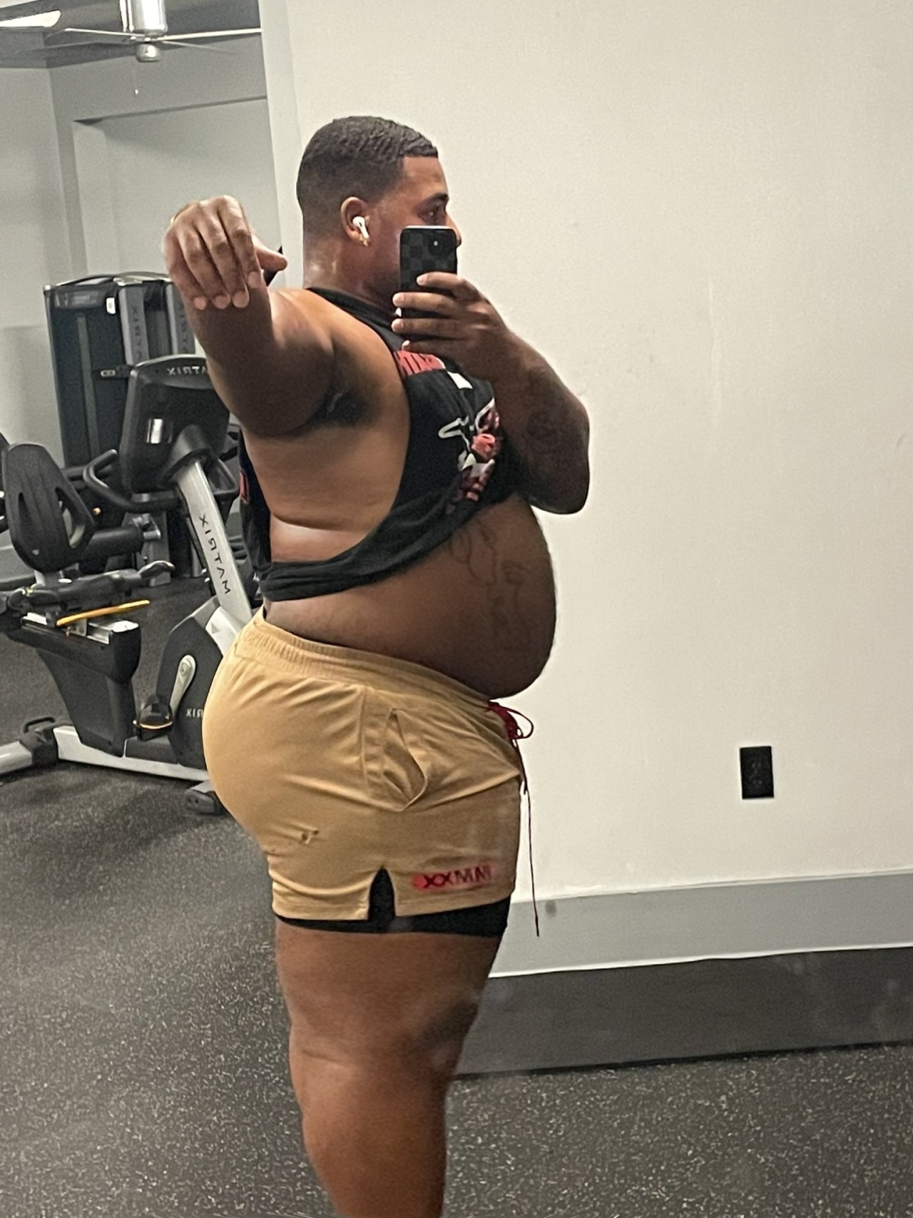 fatmenwithbigbellies:Gym belly❤️❤️(Submission)