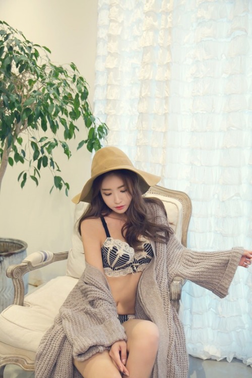 explicitlyambiguous:Shin Eun Ji (two sets; via Imgur)