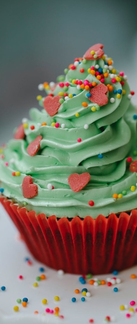 Vanilla Cupcakes With Icing, Strawberries And Cinnamon Recipe