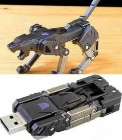 jenn-oddballpunk:  novelty-gift-ideas: Transformers USB Drive  XD That’s freaking awesome.