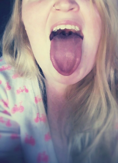 alice-is-wet:  Guess what I’m thinking of….  Xoxo Alice