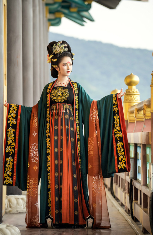 ziseviolet:hanfugallery:chinese hanfu by 海棠私语 This Tang dynasty-style outfit is inspired by Empress 