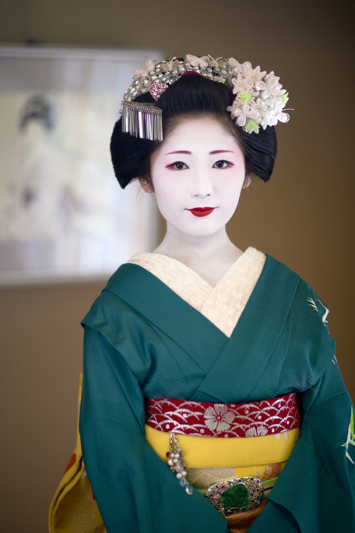 This usumono coordinate owned by Tsurui okiya (Gion Kobu) is for senior maiko, and has been worn by 