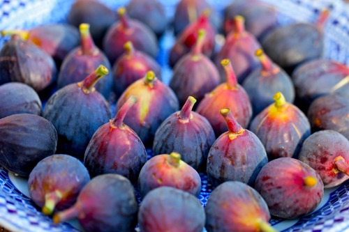 olenkoskitchen:  Olenko’s Raw Blueberry-Fig Cake 3 cups fresh blueberries 15 ripe raw figs 4 very ripe bananas 5 dry dates 2 TBS fresh lemon juice 1 cup raw buckwheat  ½ cup of raw almond milk pinch of cinnamon powder pinch of ginger powder