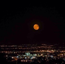 ditavonstripteese:  Lunar Eclipse on Oahu,