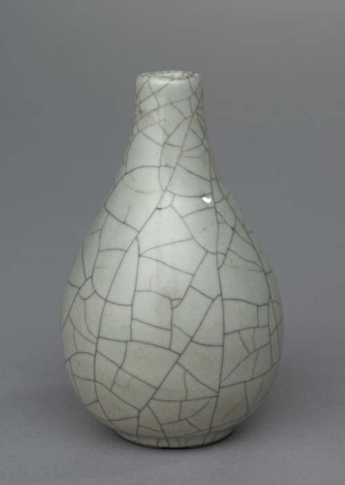 Bottle Vase: Guan ware, 1127, Cleveland Museum of Art: Chinese ArtAn 18th-century Korean collector Y