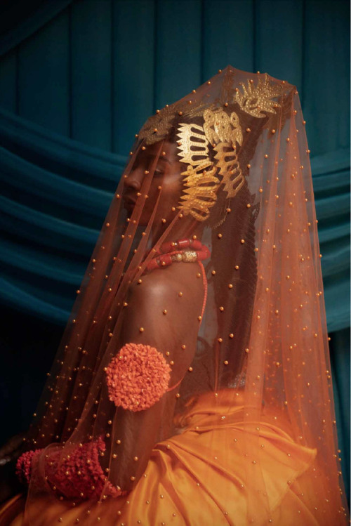 itscolossal:Lavish Portraits by Lakin Ogunbanwo Document the Contemporary Traditions of Nigerian Bri