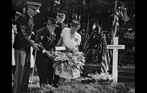 Civil War Veteran Capt. Henry Mingay lays a wreath at Forest Lawn Cemetery, Los Angeles.  Assisting 
