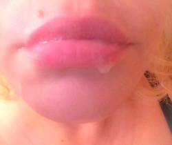 36hbombs:  Reblog if you’d like to blow a load right here!  Gorgeous lips mami and yes I definitely would!