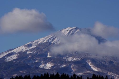 11月5日 冬の粧い #鳥海山  #雪化粧  #山のある風景  #きょうの鳥海山  #akitavision  #11月のあきたびじょん2019  #finetohoku2019  #行くぜ東北  #