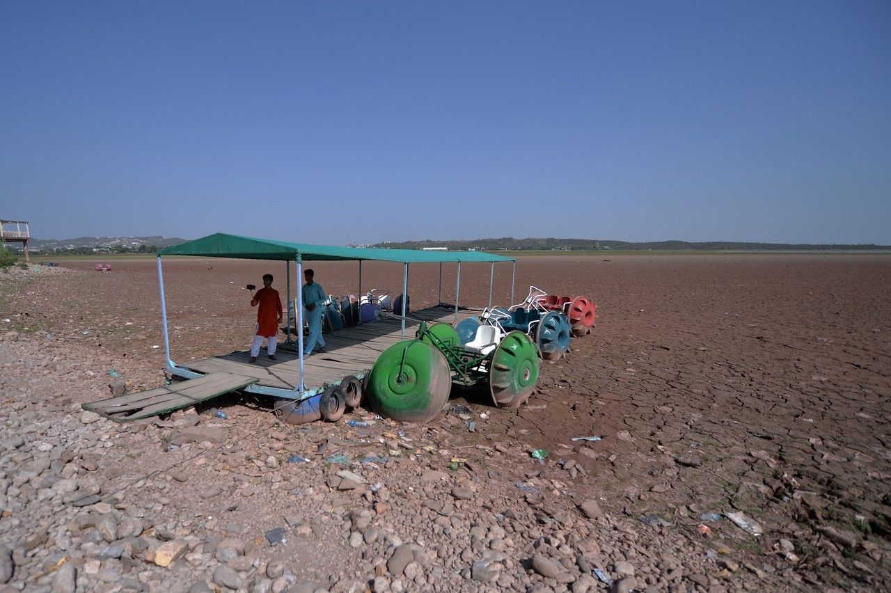 LA CRISIS DEL AGUA. Los residentes paquistaníes caminan sobre una porción seca de la represa de Rawal en Islamabad el 19 de junio de 2018. El lago Rawal era reserva de agua de Islamabad. Cada año, 53.000 niños pakistaníes mueren de diarrea tras haber...